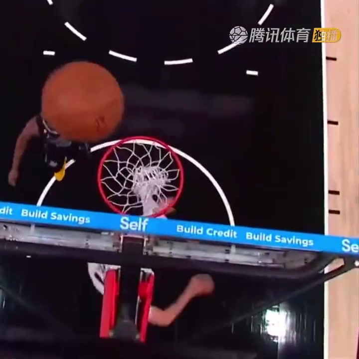 罕見一幕！努爾基奇拋投 球神奇停在籃板上沿 看呆凱爾登！（努爾基奇集錦）